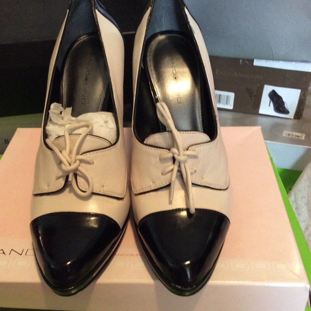 BANDOLINO  IVORY /BLACK LEATHER PUMPS